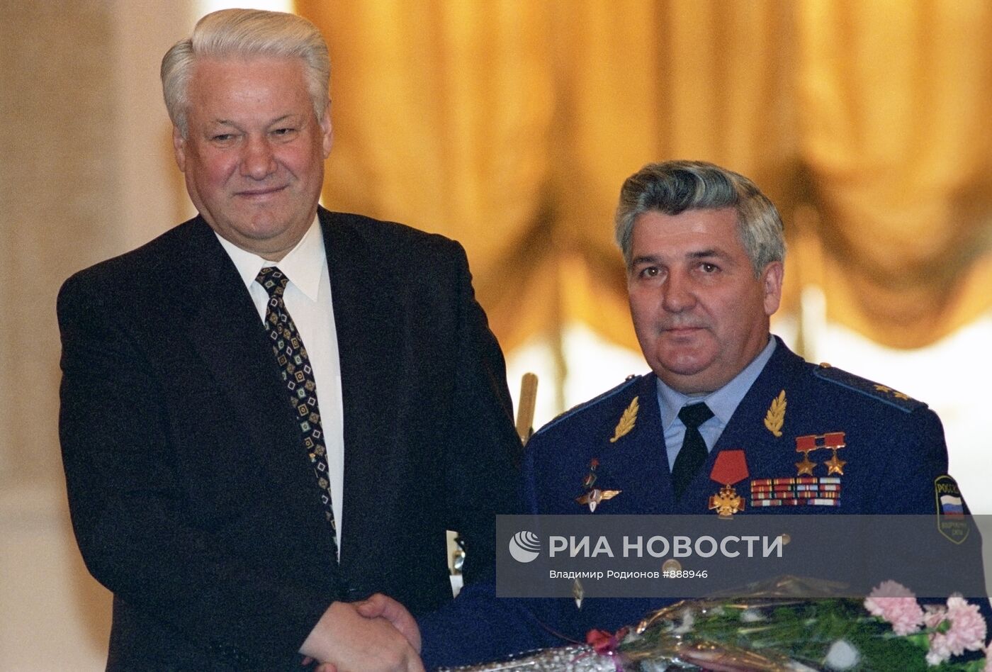 Президент РФ Б.Ельцин и генерал-лейтенант авиации П.Климук