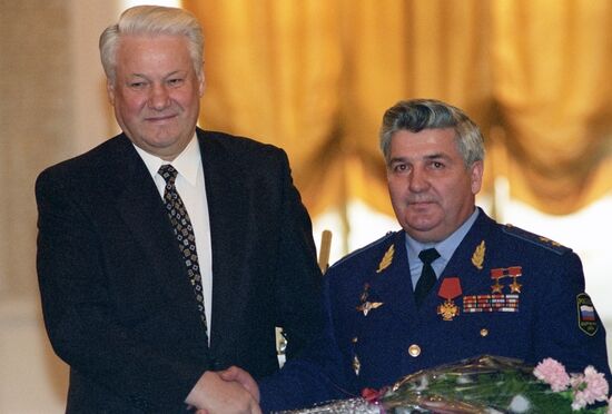 Президент РФ Б.Ельцин и генерал-лейтенант авиации П.Климук
