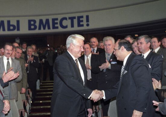 Президент РФ Б.Ельцин приветствует делегатов съезда ОДОПП
