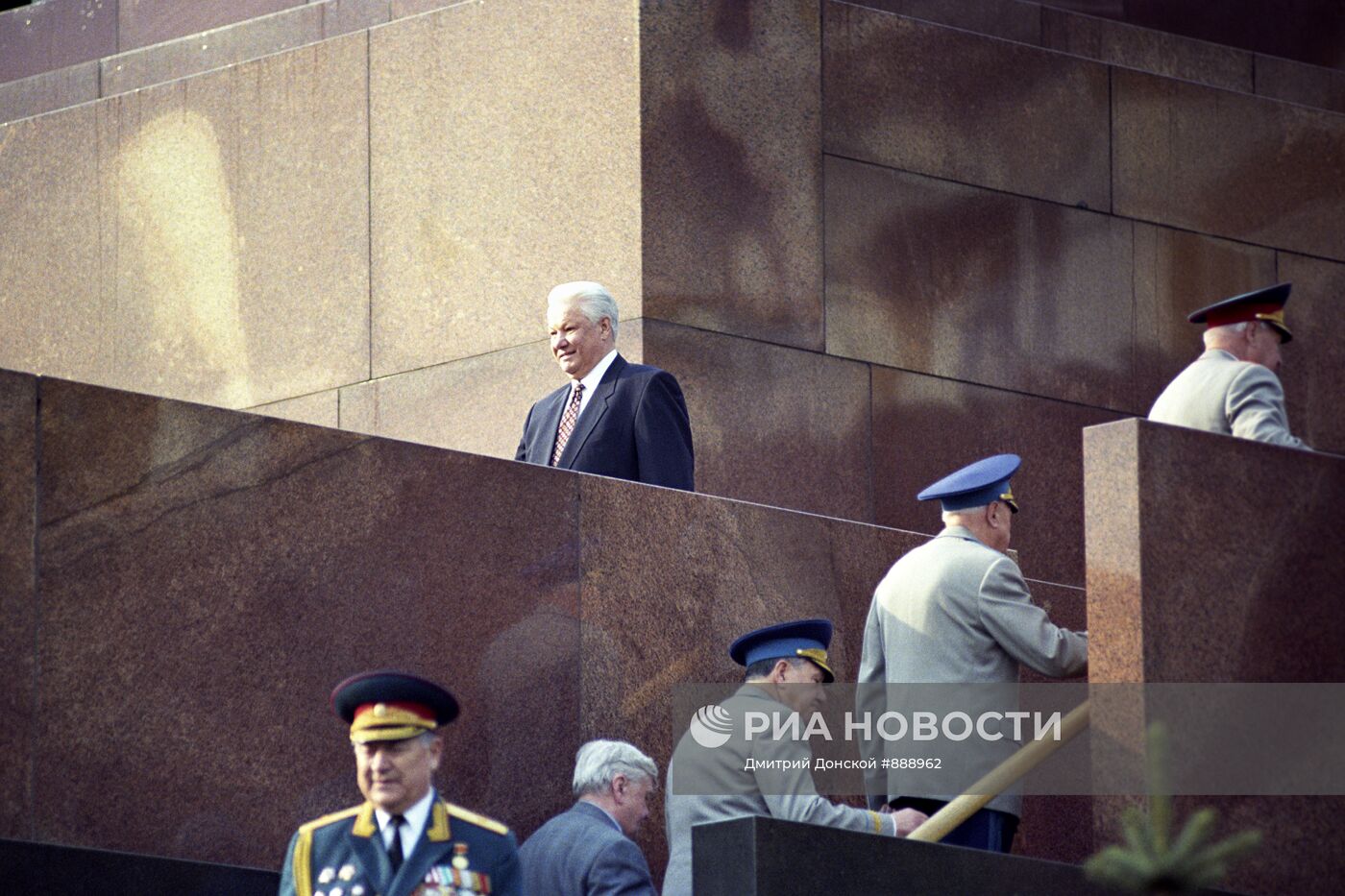 Президент РФ Б.Ельцин на трибуне Мавзолея В.И.Ленина | РИА Новости Медиабанк