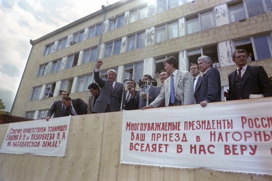 Президент РФ Б.Ельцин на митинге в городе Степанокерт
