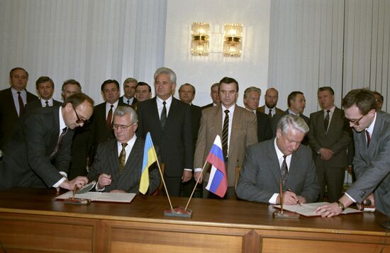 Подписание Договора о сотрудничестве между Россией и Украиной