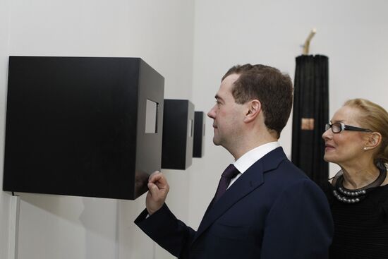 Д.Медведев посетил выставку арт-объектов в Доме Фотографии