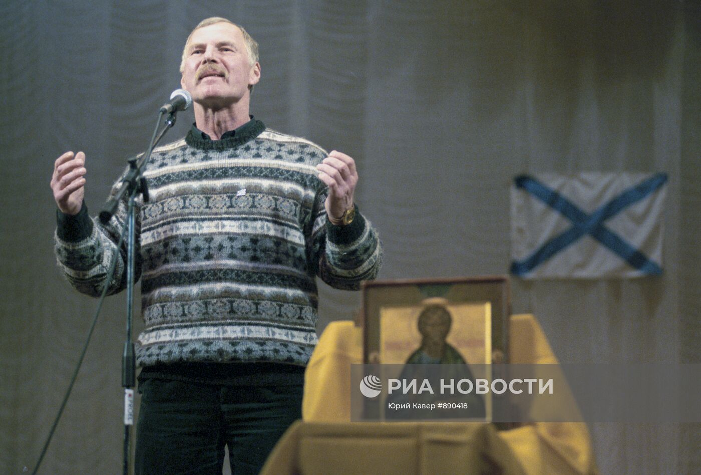 Владимир Гостюхин во время выступления
