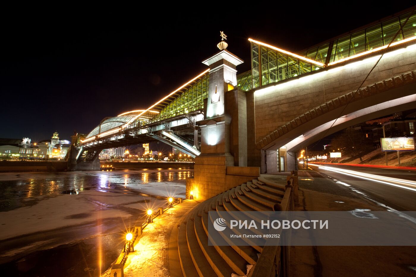 Пешеходный мост у Киевского Вокзала с включенной подсветкой