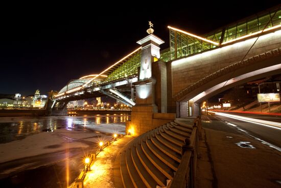 Пешеходный мост у Киевского Вокзала с включенной подсветкой