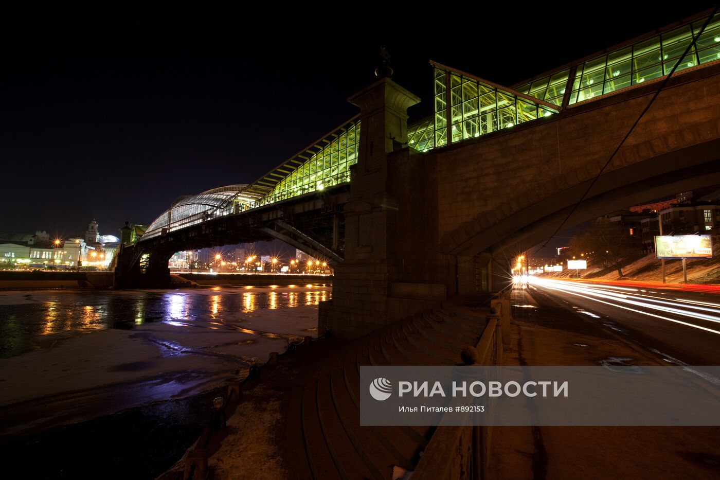 Пешеходный мост у Киевского Вокзала без подсветки