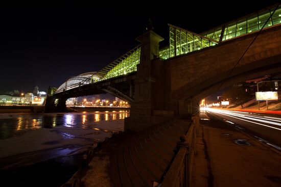 Пешеходный мост у Киевского Вокзала без подсветки