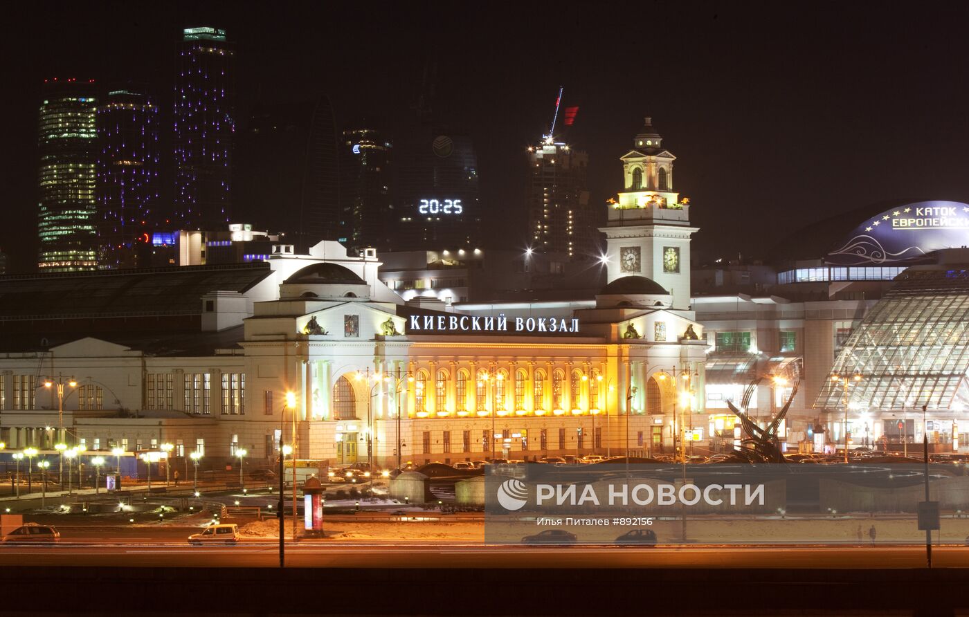 Здание Киевского вокзала с включенной подсветкой