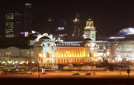 Здание Киевского вокзала с включенной подсветкой