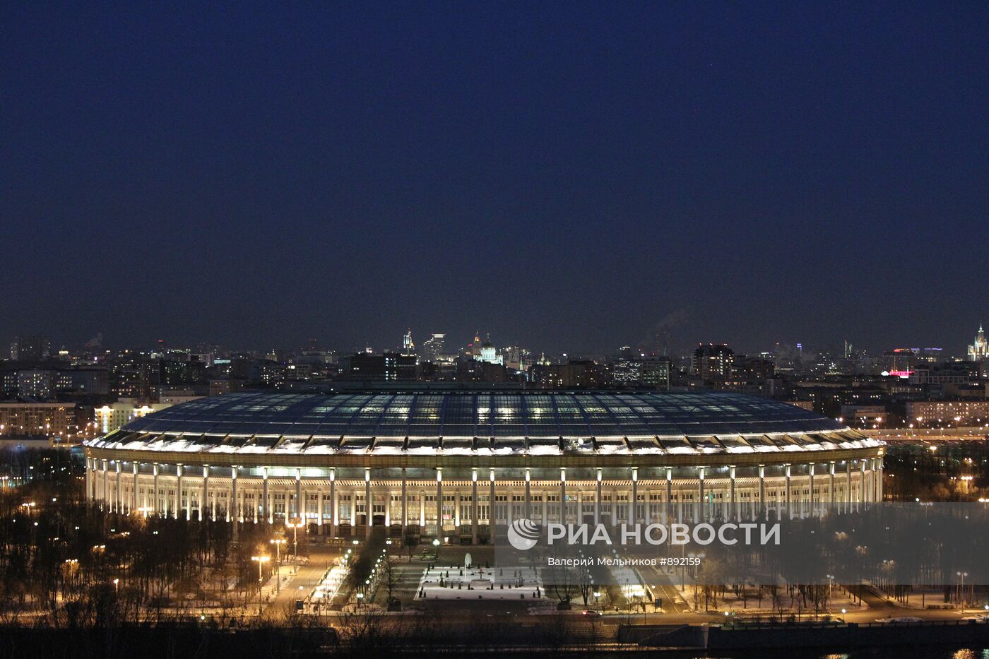 Большая спортивная арена "Лужники" с подсветкой