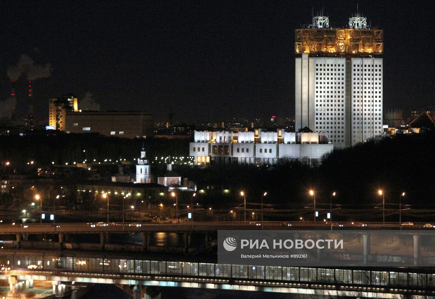 Здание президиума РАН на Воробьевых горах с подсветкой