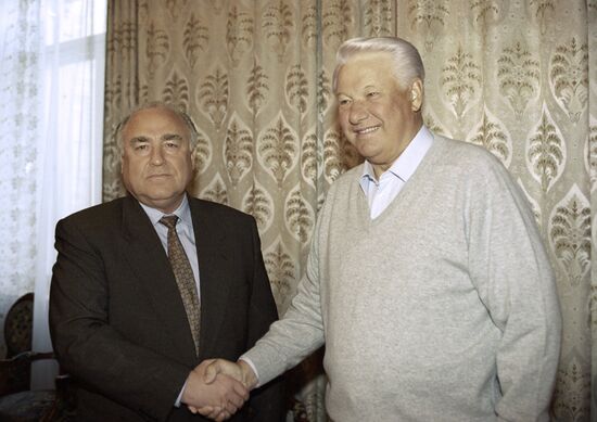 Президент РФ Б.Ельцин и премьер-министр РФ В.Черномырдин