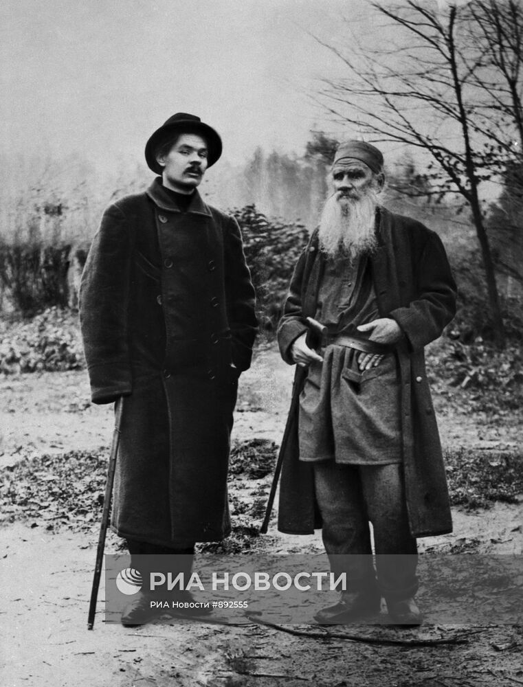 М. Горький и Л. Толстой в Ясной поляне