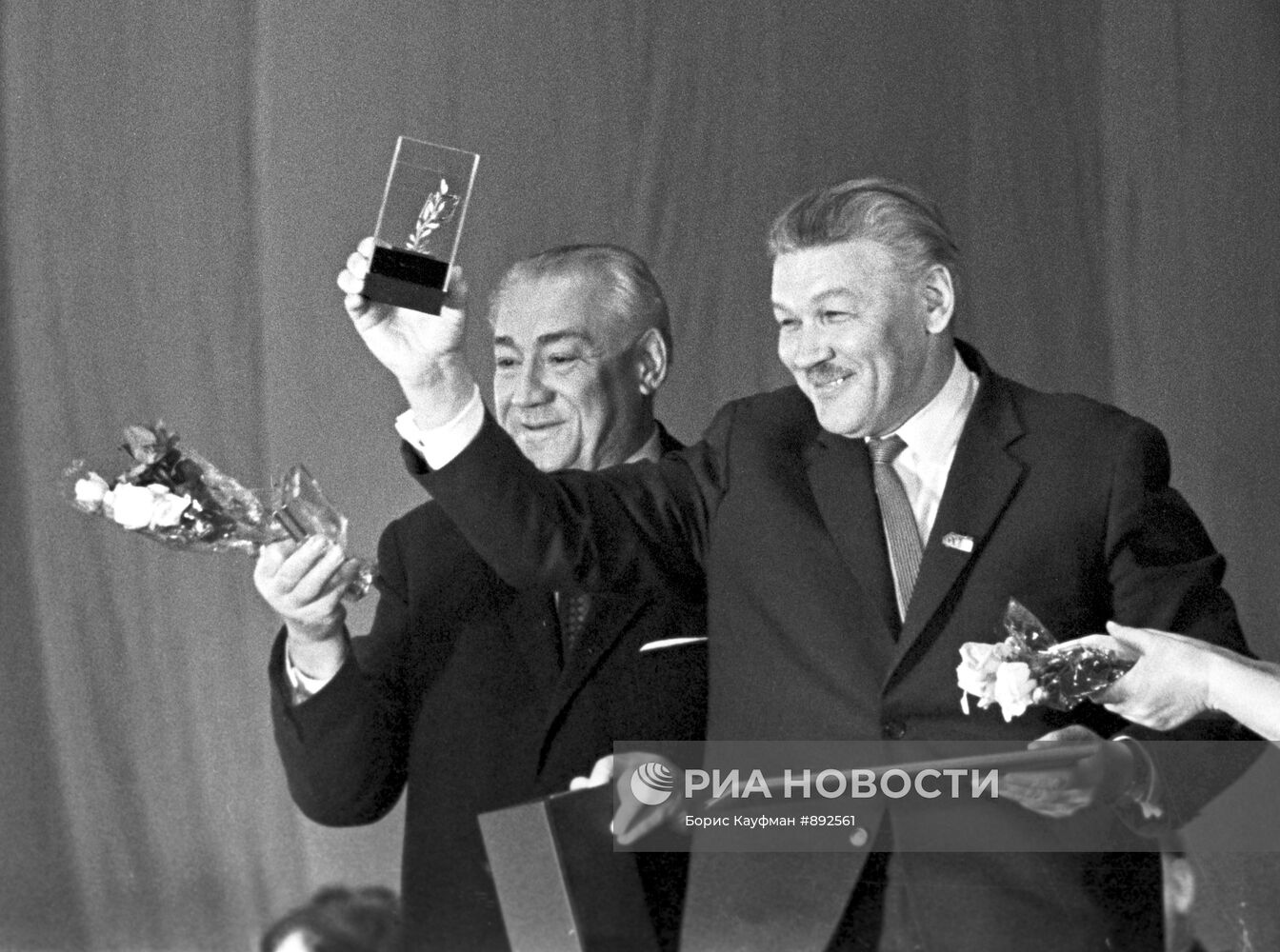 А. Хвыля и В. Санаев на II Всесоюзном кинофестивале