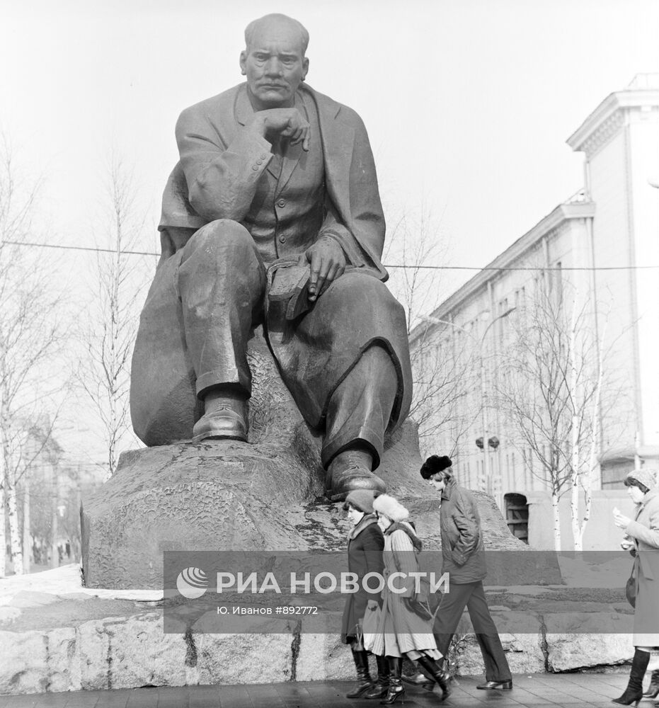 Памятник писателю Якубу Коласу