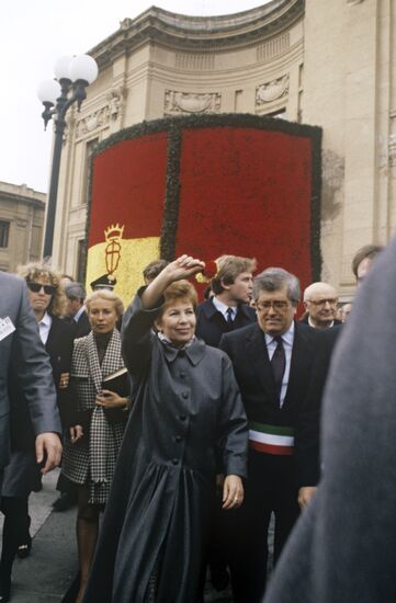 Раиса Горбачева на прогулке по Мессине