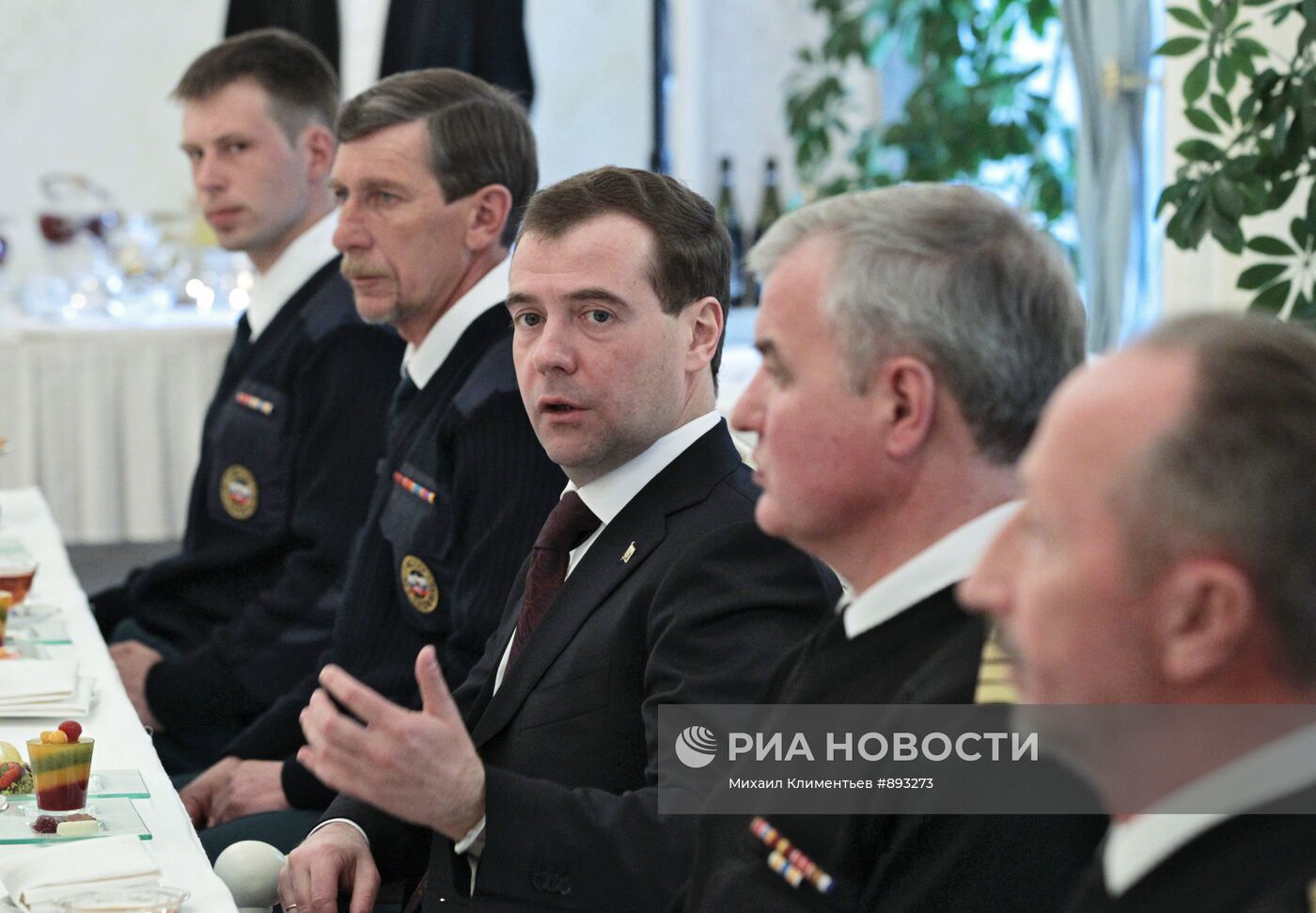 Д.Медведев встретился со спасателями, вернувшимися из Японии