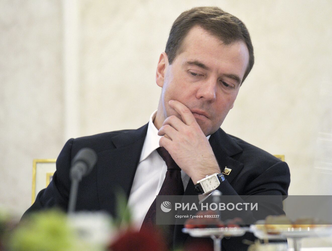 Д.Медведев встретился со спасателями, вернувшимися из Японии
