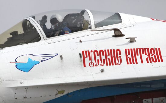 Тренировочные полеты пилотажных групп "Русские Витязи" и "Стрижи