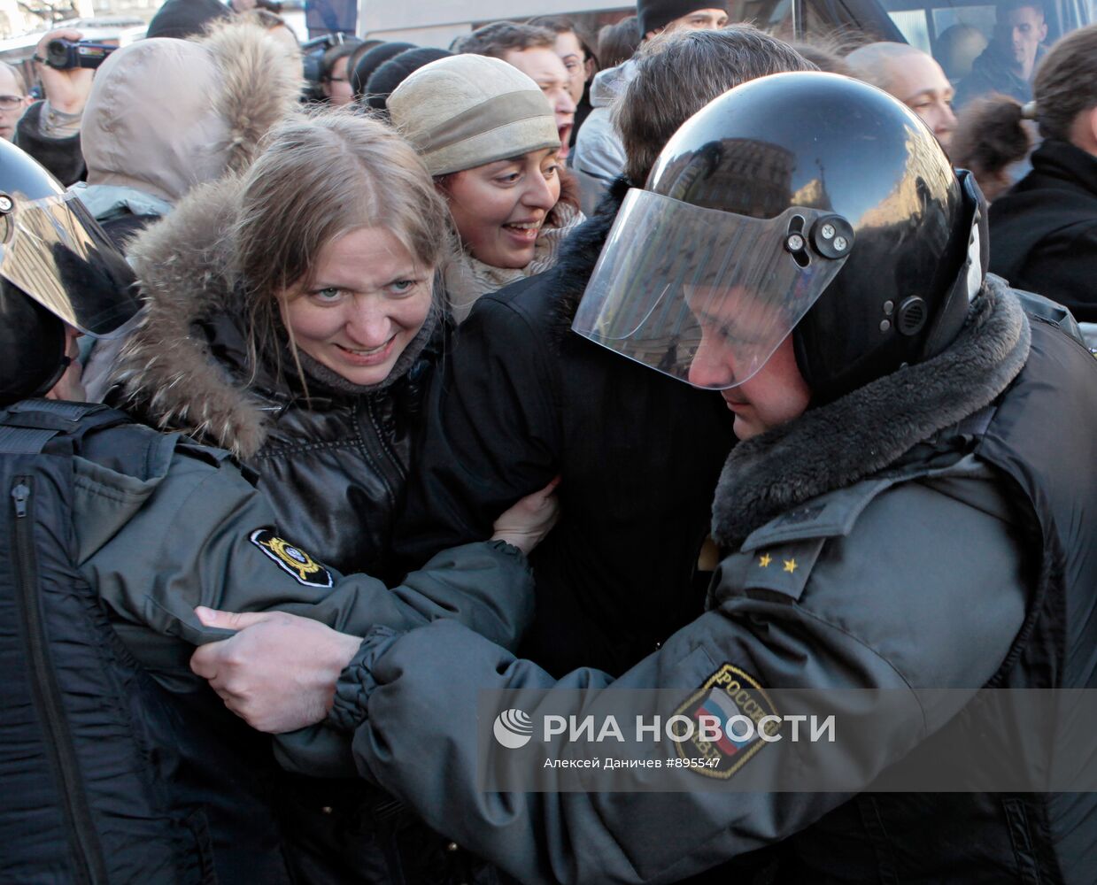 Марш оппозиции по Невскому проспекту в Санкт-Петербурге