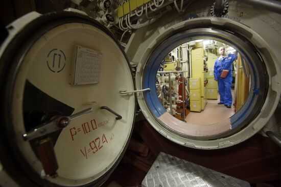 Люк между отсеками на атомной подводной лодке "Карелия"