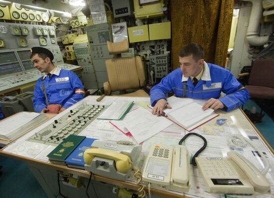 Члены экипажа атомной подводной лодки "Карелия"