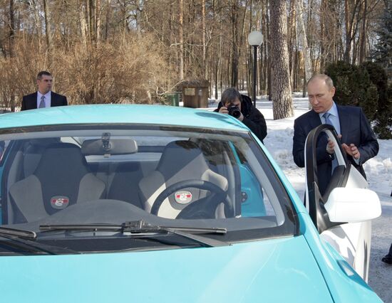 В.Путин осмотрел два новейших гибридных "Ё-мобиля"