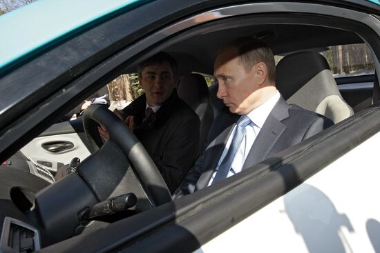 В.Путин осмотрел два новейших гибридных "Ё-мобиля"