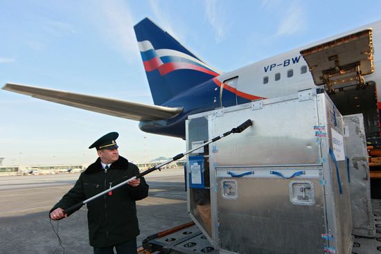 Проверка на радиацию самолетов и багажа в аэропорту Шереметьево