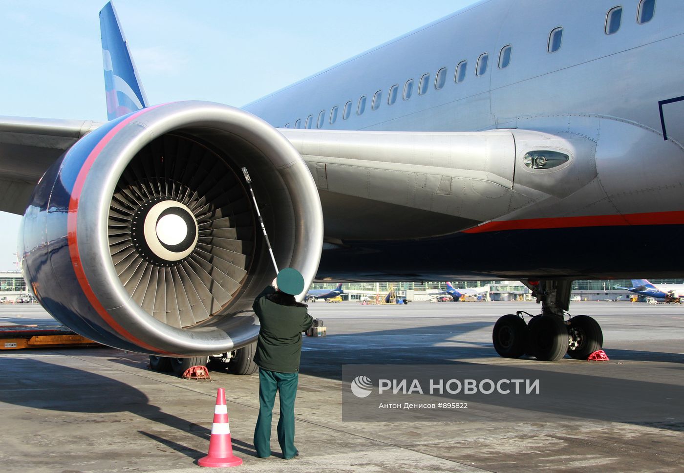 Проверка на радиацию самолетов и багажа в аэропорту Шереметьево