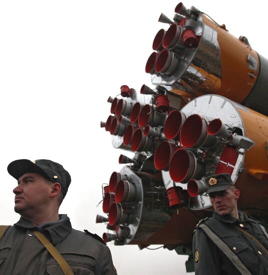 Вывоз на старт РН "Союз-ФГ" с кораблем "Союз ТМА-21" (Гагарин)