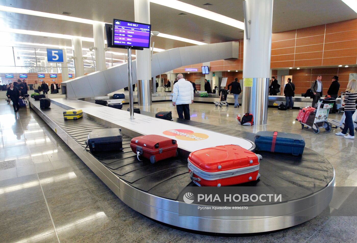 Зона выдачи багажа в зале прилета аэропорта "Шереметьево"