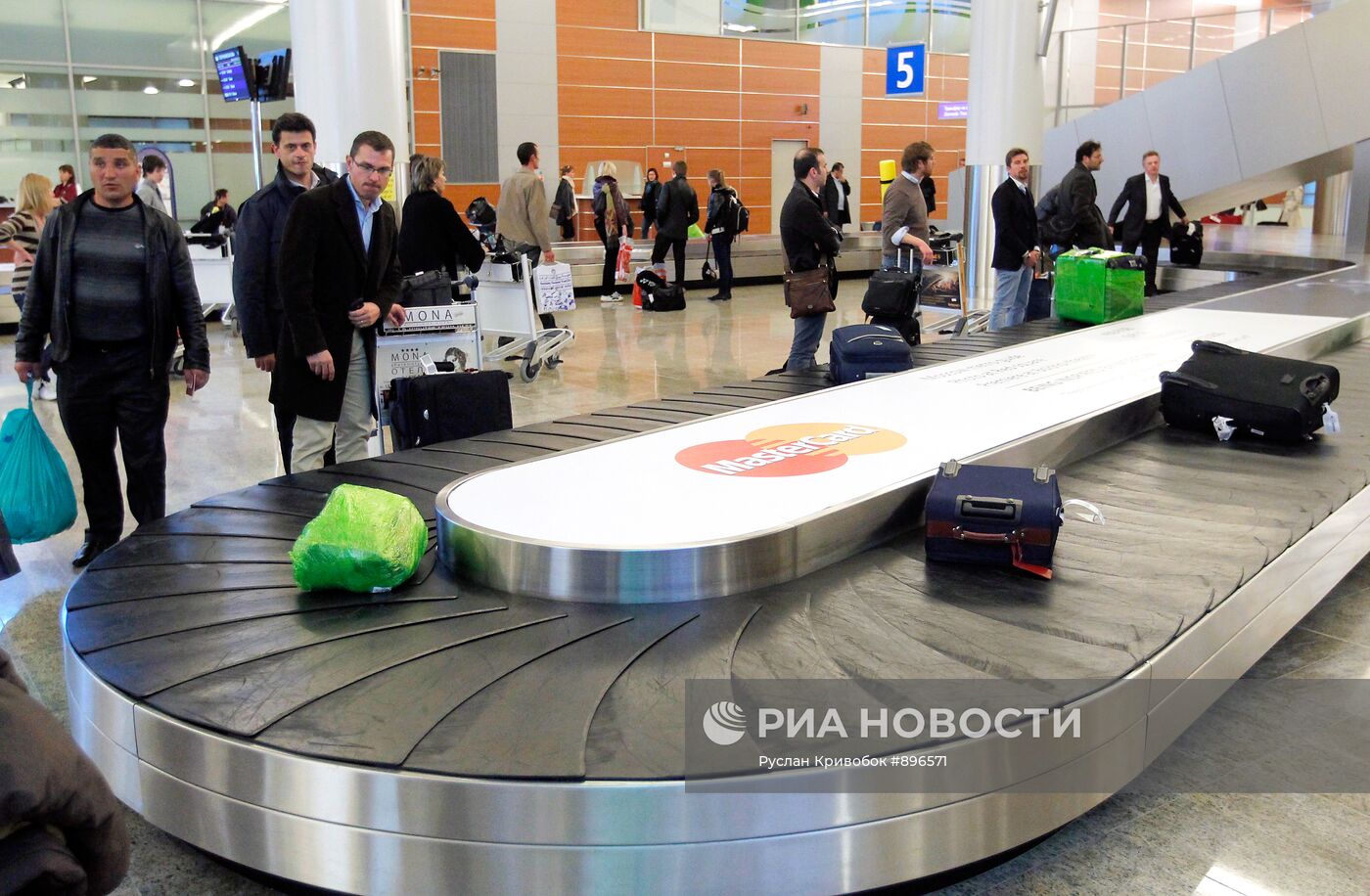 Зона выдачи багажа в зале прилета аэропорта "Шереметьево"