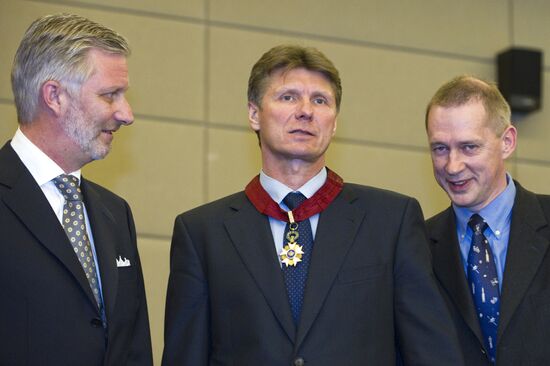 Принц Бельгии Филипп вручил российским космонавтам ордена Короны