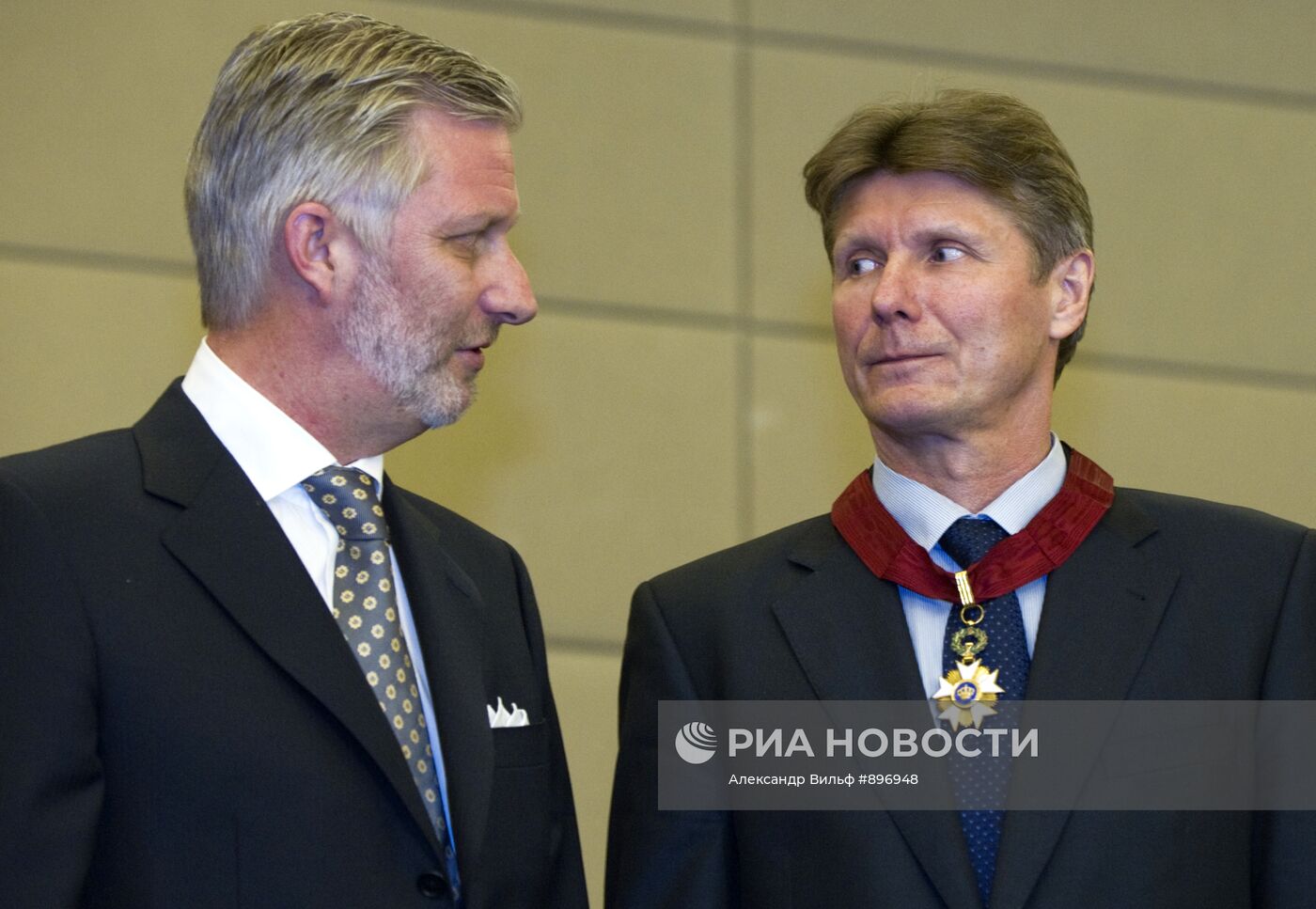 Принц Бельгии Филипп вручил российским космонавтам ордена Короны