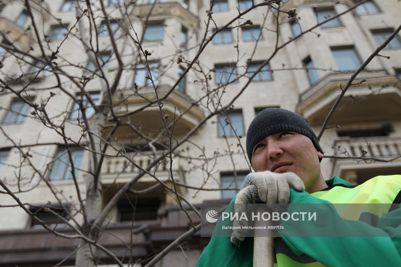 Комплексные мероприятия по благоустройству города после зимы