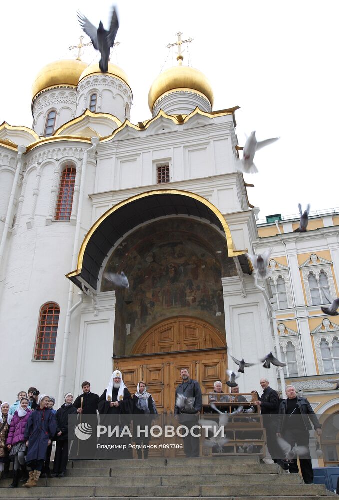 Патриарх Кирилл и Светлана Медведева выпустили в небо голубей