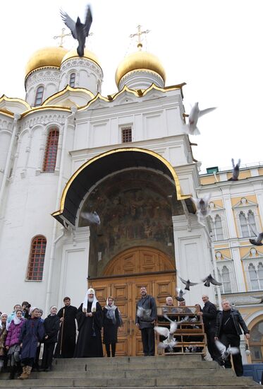 Патриарх Кирилл и Светлана Медведева выпустили в небо голубей