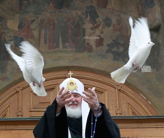 Патриарх Кирилл выпускает в небо голубей