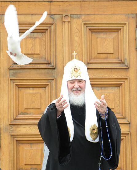 Патриарх Кирилл выпускает в небо голубей