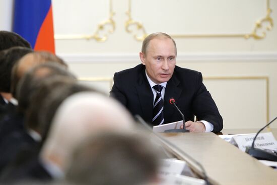 Владимир Путин проводит совещаине в Ново-Огарево