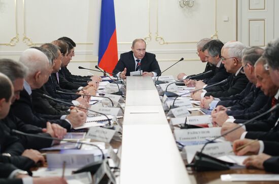 Владимир Путин проводит совещаине в Ново-Огарево