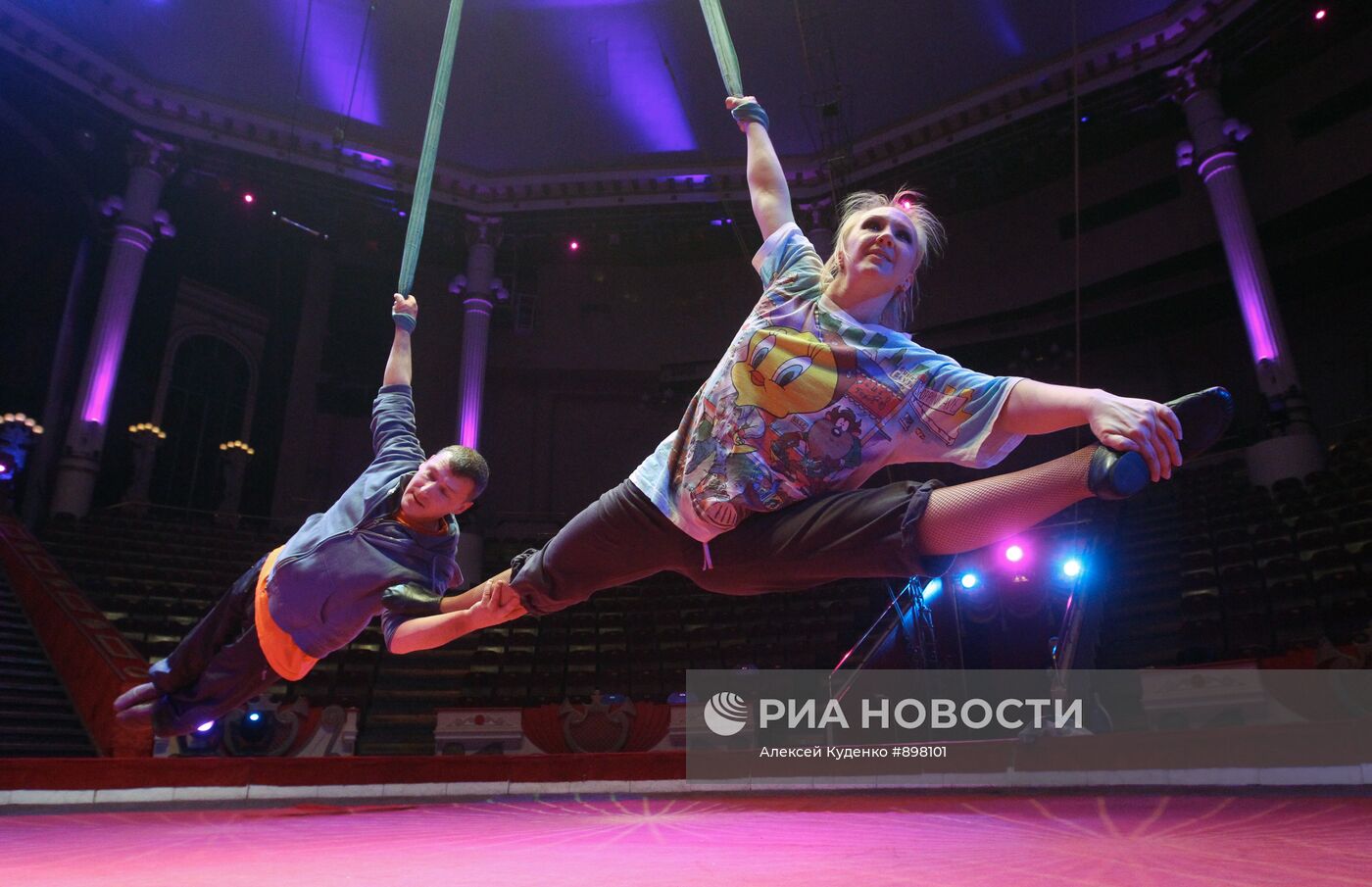 Воздушные гимнасты на полотнах Юлия и Александр Волковы
