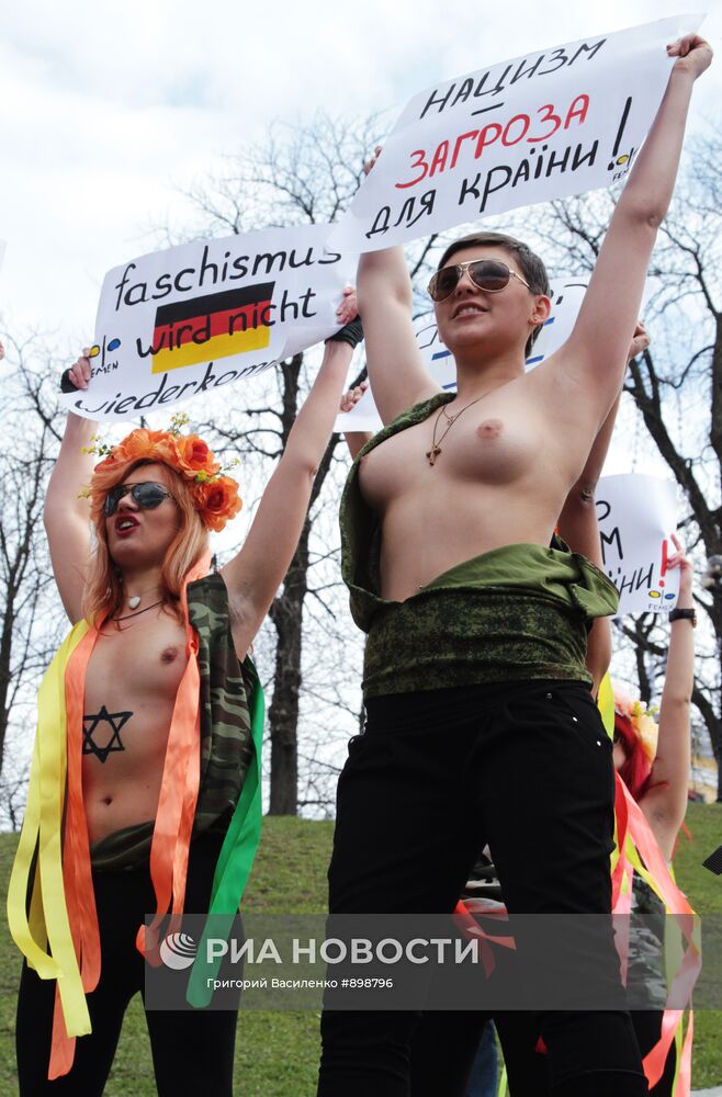 Активистки женского движения FEMEN провели акцию "Фашизофрения"