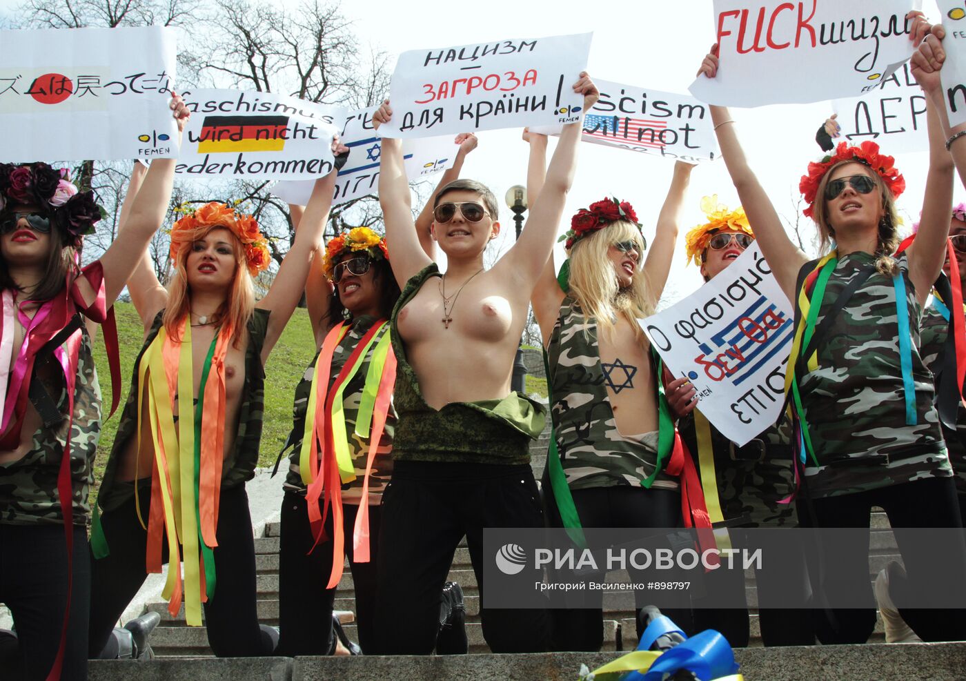 Активистки женского движения FEMEN провели акцию "Фашизофрения"