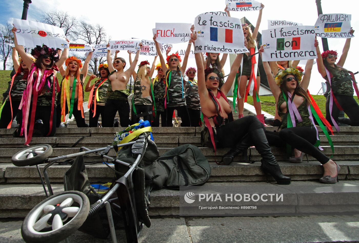 Активистки женского движения FEMEN провели акцию "Фашизофрения"