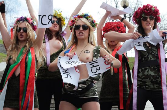Активистки женского движения FEMEN провели акцию "Фашизофрения"