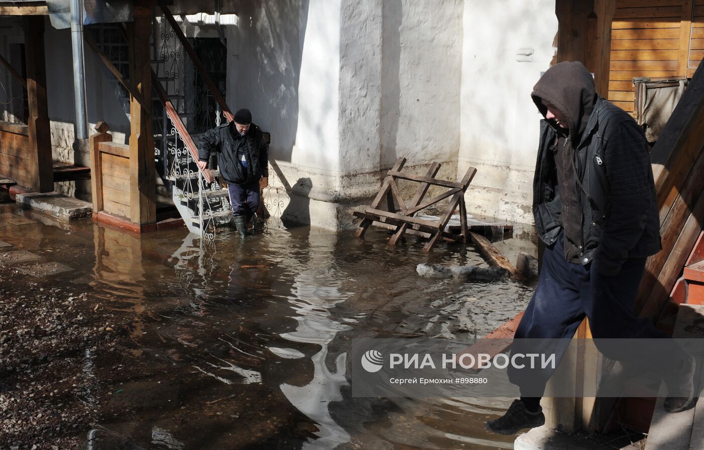 На территории Мирожского мужского монастыря в Пскове