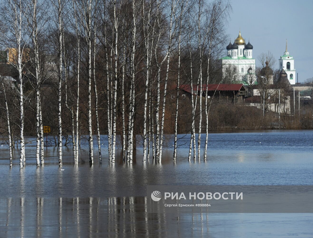 Вид на Псковский кремль со стороны реки Великой